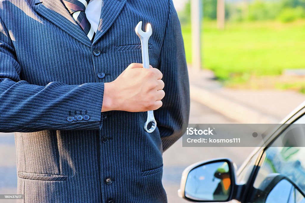 Uomo con un'auto con chiave - Foto stock royalty-free di Adulto