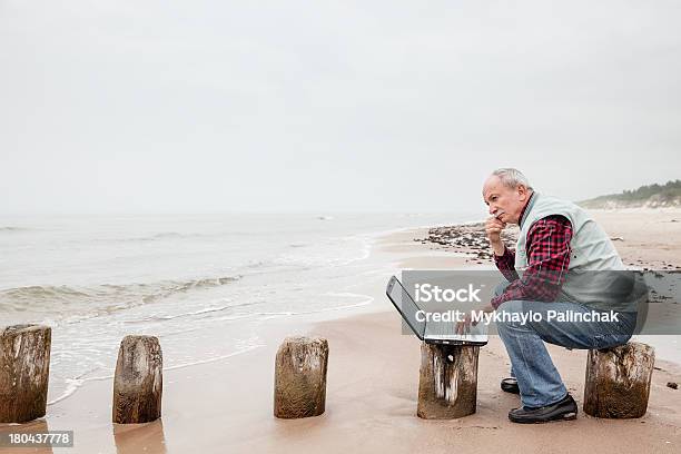 Hombre Con El Portátil En La Playa Foto de stock y más banco de imágenes de Adulto - Adulto, Agua, Aire libre