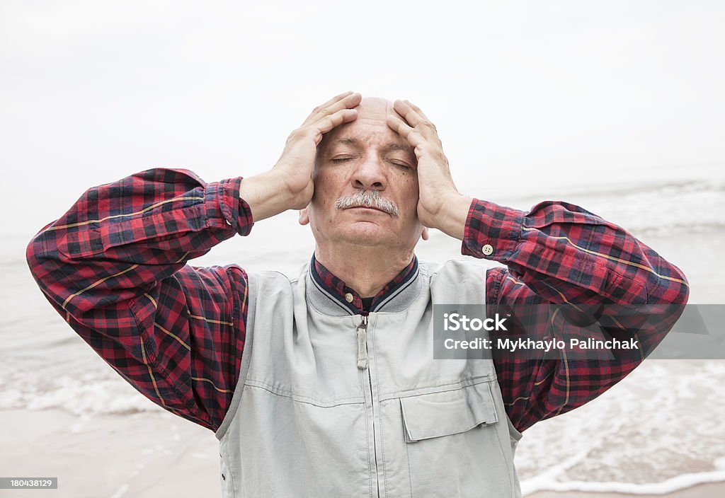 노인 남자 앓고 있는 바다빛 배경기술 두통을 - 로열티 프리 60-69세 스톡 사진