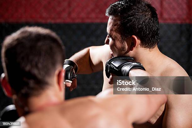 Punching Einen Gegner Während Eines Kampfes Hinausgezögert Stockfoto und mehr Bilder von Blickwinkel-Aufnahme