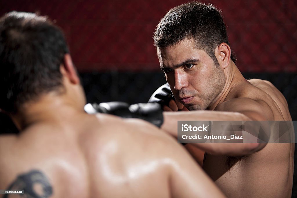 Ficando perfuradas por um Lutador de MMA - Foto de stock de 20 Anos royalty-free