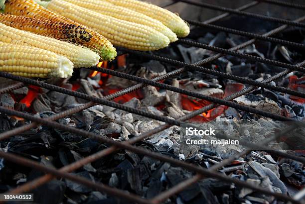 Mais Con Barbecue - Fotografie stock e altre immagini di Alimentazione sana - Alimentazione sana, Alla griglia, Ambientazione esterna
