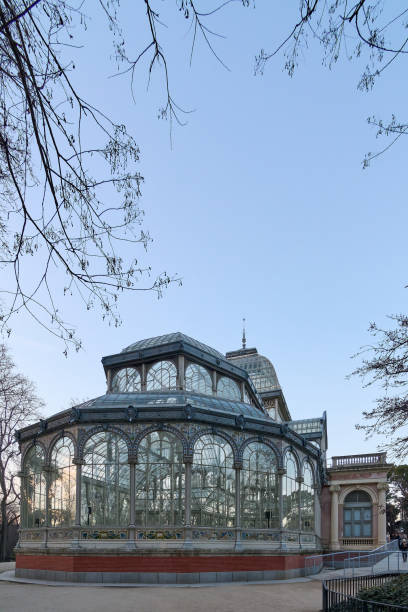 wiktoriański szklany pawilon w parku retiro o zachodzie słońca - spain architecture landscape non urban scene zdjęcia i obrazy z banku zdjęć