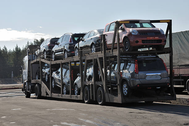 Transporte de los nuevos automóviles - foto de stock