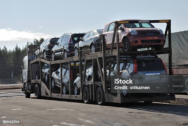Foto de Transporte De Veículos Novos e mais fotos de stock de Carregar - Carregar, Carro, Carregamento - Frete
