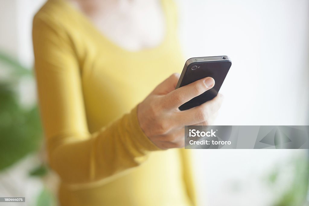 Plano aproximado de mulher a utilizar um dispositivo móvel smartphone - Royalty-free Adulto Foto de stock