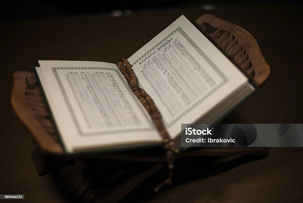 Páginas de holy rosary Corán y en el libro - Foto de stock de Abierto libre de derechos
