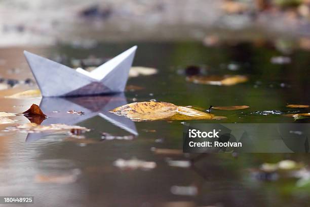 Barquinho De Papel - Fotografias de stock e mais imagens de Beleza natural - Beleza natural, Brinquedo, Cores