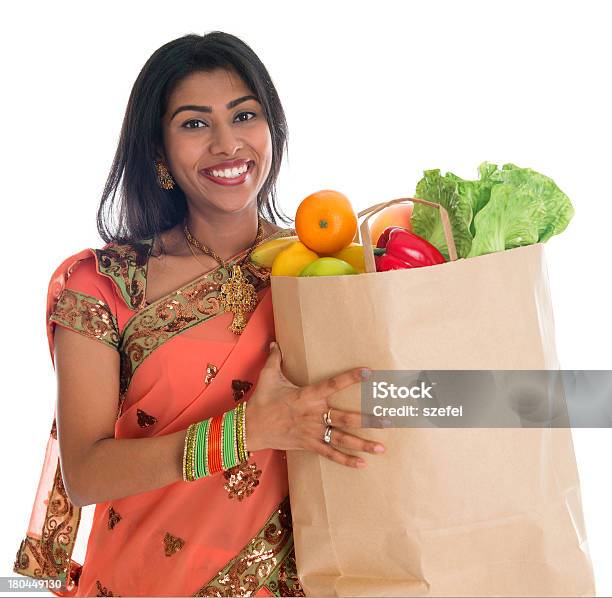 Photo libre de droit de Indian Femme Avoir Des Provisions Shopping banque d'images et plus d'images libres de droit de Supermarché - Supermarché, Denrée périssable, Faire les courses