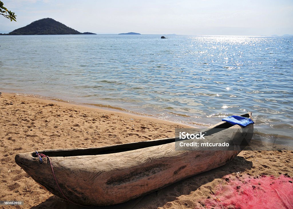 Capo Maclear, Chembe, India: Piroga intagliato a mano sulla spiaggia - Foto stock royalty-free di Repubblica del Malawi