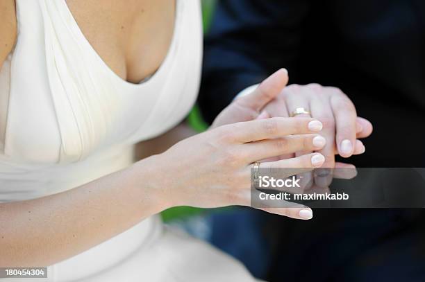 Noiva E Noivo Segurando As Mãos - Fotografias de stock e mais imagens de Adulto - Adulto, Amor, Anel - Joia