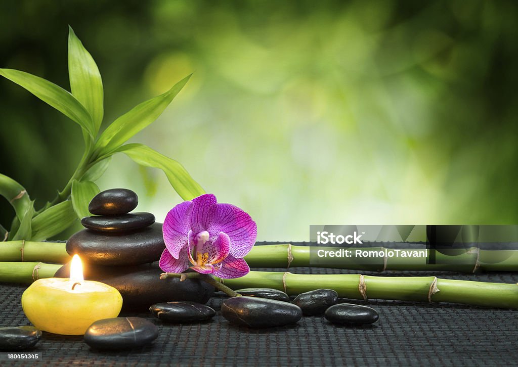 보라색 연자주색 및 대나무 테이블 위에 - 로열티 프리 마사지 스톡 사진