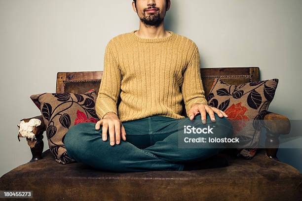 Junger Mann Entspannen Auf Vintage Sofa Stockfoto und mehr Bilder von Alt - Alt, Altertümlich, Asiatischer und Indischer Abstammung