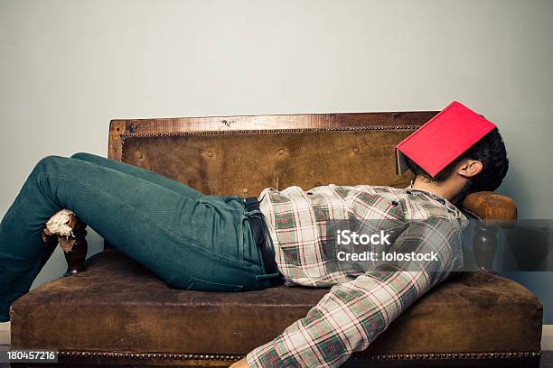 남자 슬리핑 올드 소파에 앉아 책을 커버링 그릐 변모시키십시오 사람 얼굴에 대한 스톡 사진 및 기타 이미지 - 사람 얼굴, 잠자기, 책