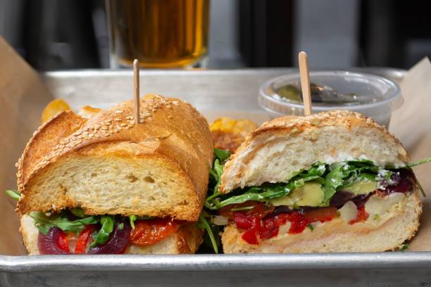 作りたてのベジタリアンサンドイッチにチップスを添えてトレイに盛り付けた - tray sandwich wrap sandwich delicatessen ストックフォトと画像