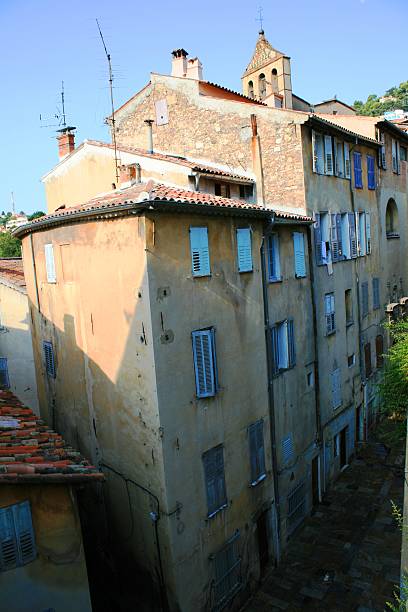 little town, no sul de frança - klappläden imagens e fotografias de stock