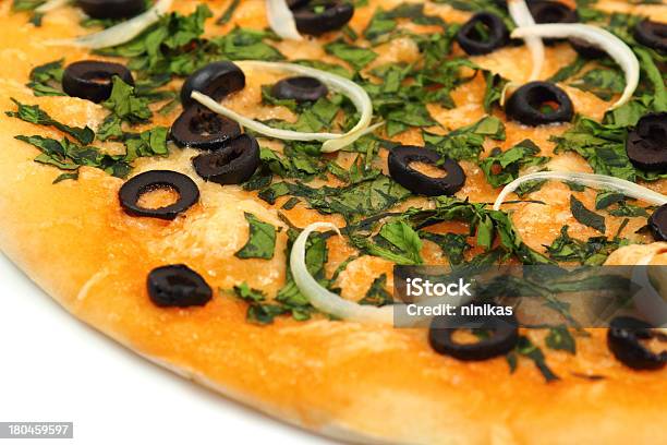 Foto de Pizza Com Espinafre E Azeitonas e mais fotos de stock de Almoço - Almoço, Assado no Forno, Azeitona