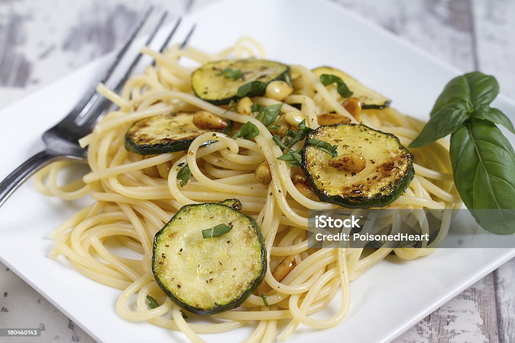 Spaghetti con calabacín y piñones - Foto de stock de Aceite de oliva libre de derechos