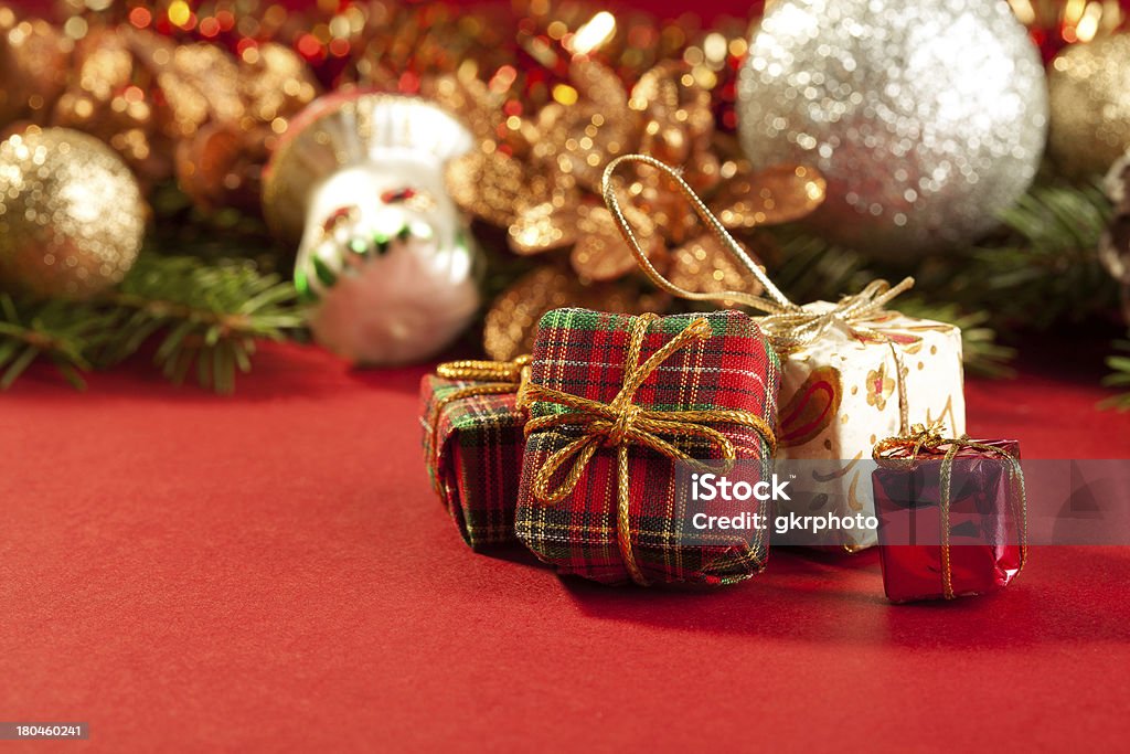 Weihnachtskarte mit einem Geschenk-box und Dekorationen - Lizenzfrei Christbaumkugel Stock-Foto