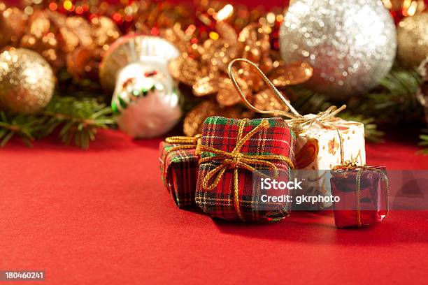 Cartolina Di Natale Con Una Scatola Regalo E Decorazioni - Fotografie stock e altre immagini di Composizione orizzontale