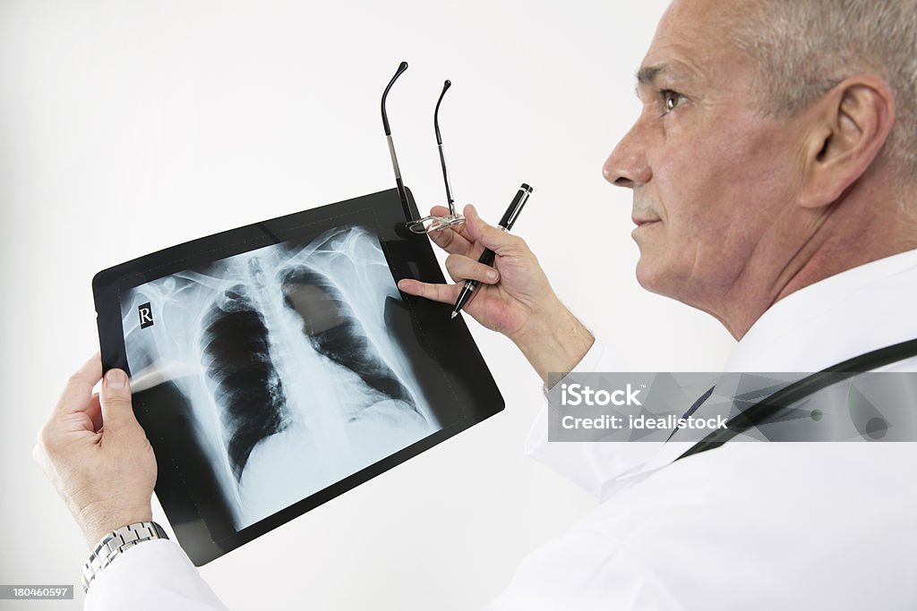 Médico de diagnóstico de imagen de rayos x - Foto de stock de Doctor libre de derechos