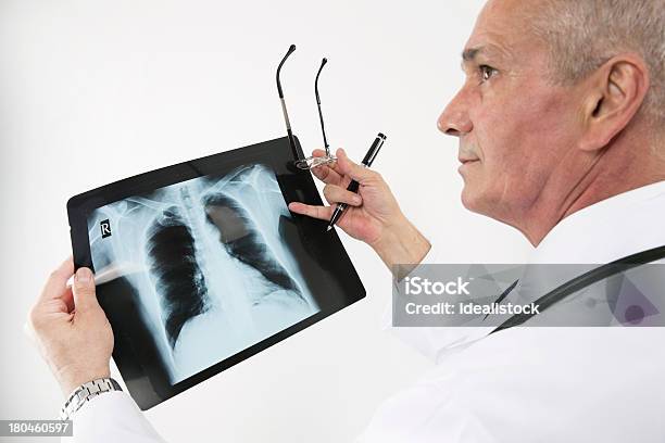 Médico De Diagnóstico De Imagen De Rayos X Foto de stock y más banco de imágenes de Doctor - Doctor, Hombres, 55-59 años