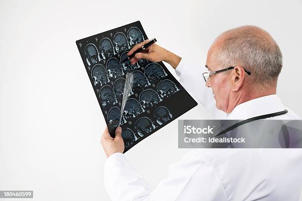 Médico De Diagnóstico De Imagen De Rayos X Foto de stock y más banco de imágenes de 55-59 años - 55-59 años, Adulto, Adulto maduro