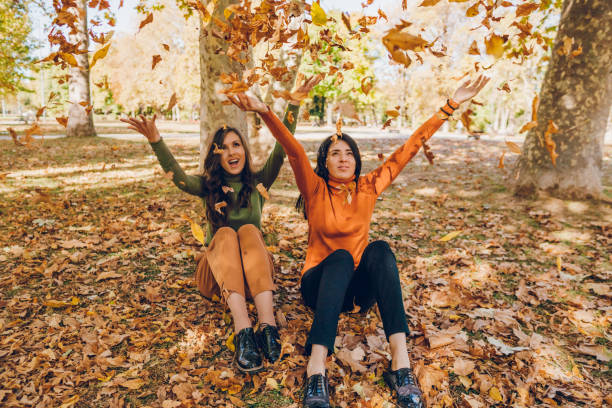 две молодые женщины наслаждаются осенью - twin falls стоковые фото и изображения