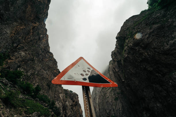 山の道端に落石がある警告標識、コーカサス、アゼルバイジャン - wadi warning ストックフォトと画像