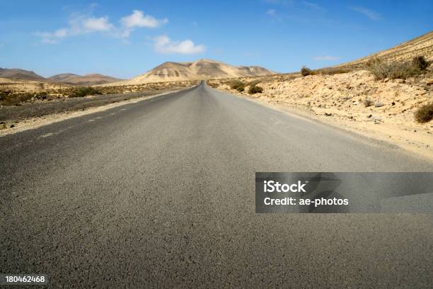 Асфальтовая Дорога И Вулканический Пейзаж На Fuerteventura Под Голубое Небо — стоковые фотографии и другие картинки Асфальт