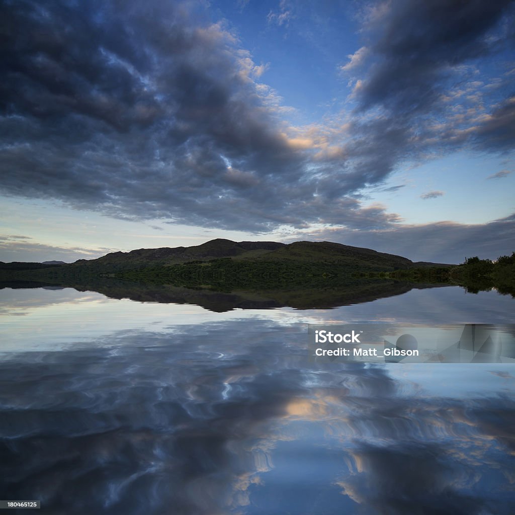 Belo nascer do sol sobre o lago tranquilo moody - Foto de stock de Arbusto royalty-free