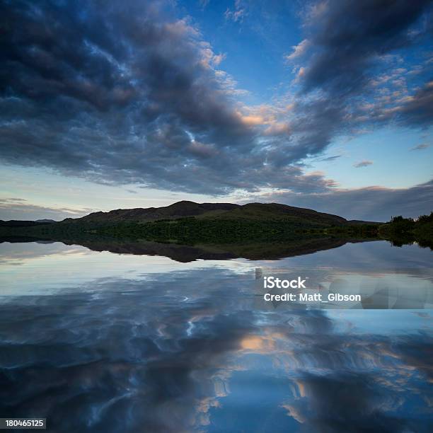 Foto de Belo Nascer Do Sol Sobre O Lago Tranquilo Moody e mais fotos de stock de Arbusto - Arbusto, Azul, Campo