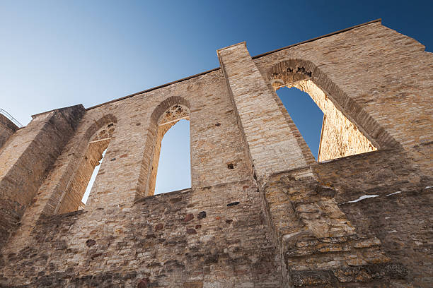 mura antiche rovine del convento di san brigitte. tallinn, estonia - estonia tallinn old ruin ruined foto e immagini stock