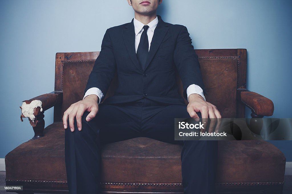 Jeune homme d'affaires sur canapé en posture de puissants - Photo de Adulte libre de droits