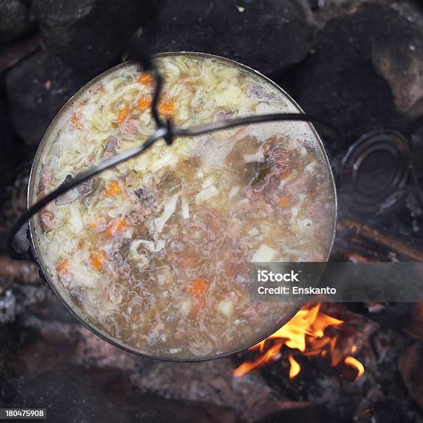 Hoguera De La Cocina Tradicional Foto de stock y más banco de imágenes de Acero - Acero, Aire libre, Alimento