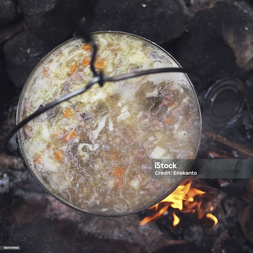 Cuisine traditionnelle de feu de camp - Photo de Acier libre de droits