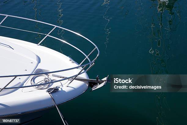 Photo libre de droit de Yacht À Moteur Sur Le Port banque d'images et plus d'images libres de droit de Bateau de voyageurs - Bateau de voyageurs, Beauté de la nature, Eau