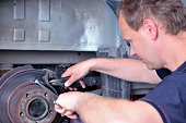 mechaniker-bei-der-arbeit.jpg?b=1&s=170x170&k=20&c=0eNCzqqW0PSkf2CBzjOfxRsFcGQJrUJ4pxu6uY86eF8=