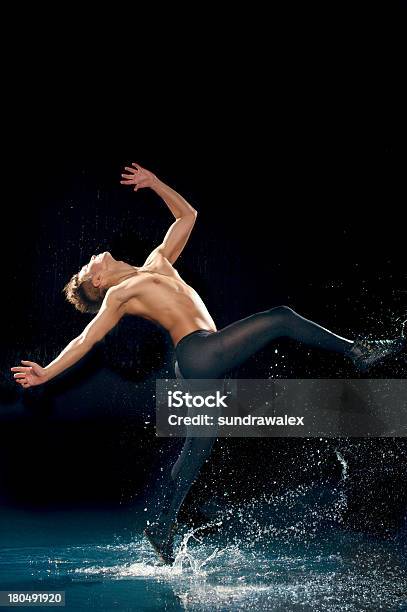 Foto de Masculino Dançarino Sob Chuva e mais fotos de stock de Adulto - Adulto, Agilidade, Arte