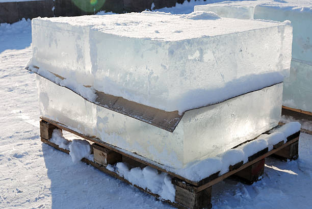 big traslucido blocchi di ghiaccio al sole - foto stock