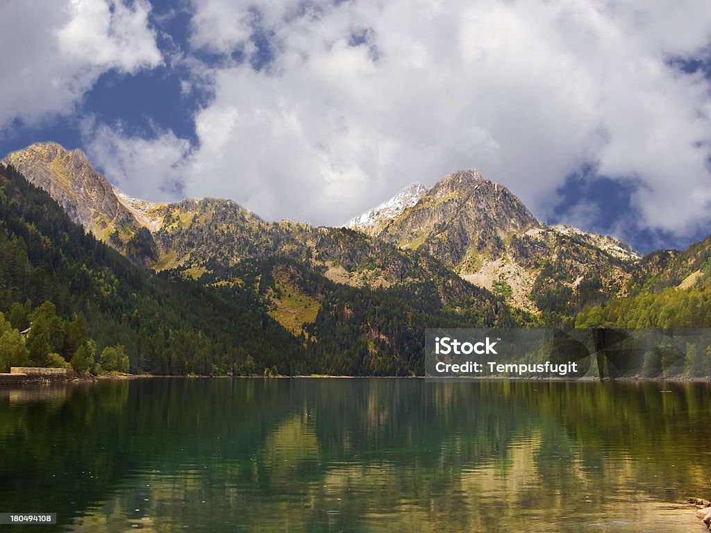 Bellissimo e tranquillo lago di Vall D'Aran (Pirenei) - Foto stock royalty-free di Albero