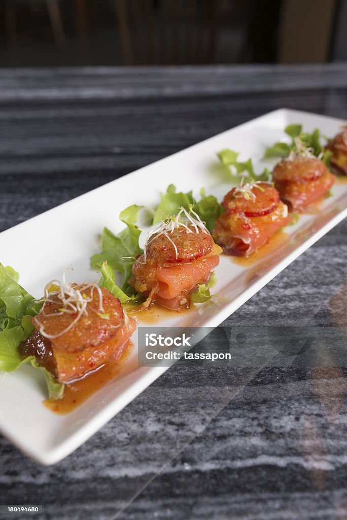 Rodajas de salmón picante cóctel de catering - Foto de stock de Aguacate libre de derechos