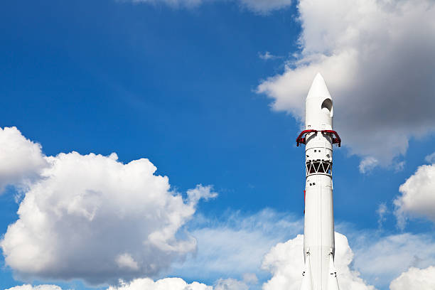 スペースロケットヴォストークと青い空に雲 - vdnk ストックフォトと画像
