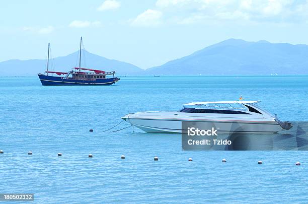 Foto de Tradicional Iate E Barco De Alta Velocidade No Mar e mais fotos de stock de Atividade - Atividade, Azul, Divertimento