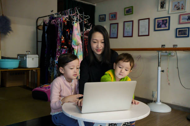 istock A woman who accompanies children to learn 1805024457