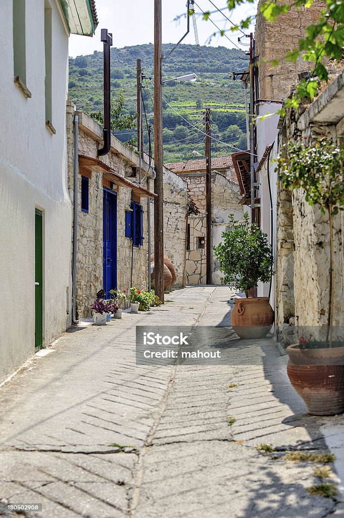 Calle en el antiguo pueblo en Chipre - Foto de stock de Acera libre de derechos