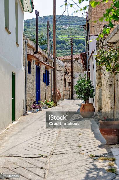 Calle En El Antiguo Pueblo En Chipre Foto de stock y más banco de imágenes de Acera - Acera, Adoquinado, Aire libre