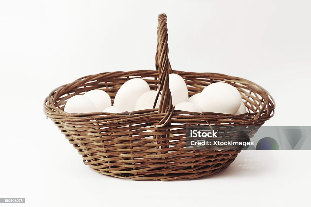 Яйца и корзина - Стоковые фото Без людей роялти-фри