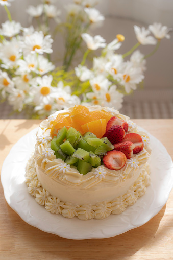 Cream cake and fresh fruit topping