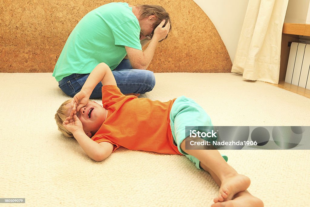 Difficile paternità concetto-piangendo/a figlio/a, stanco Padre - Foto stock royalty-free di Bambino